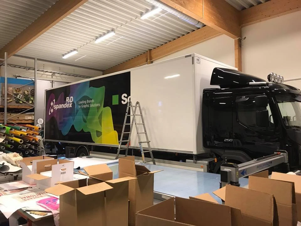 Specialprints produktionslokal med storformatsskrivare i Helsingborg
