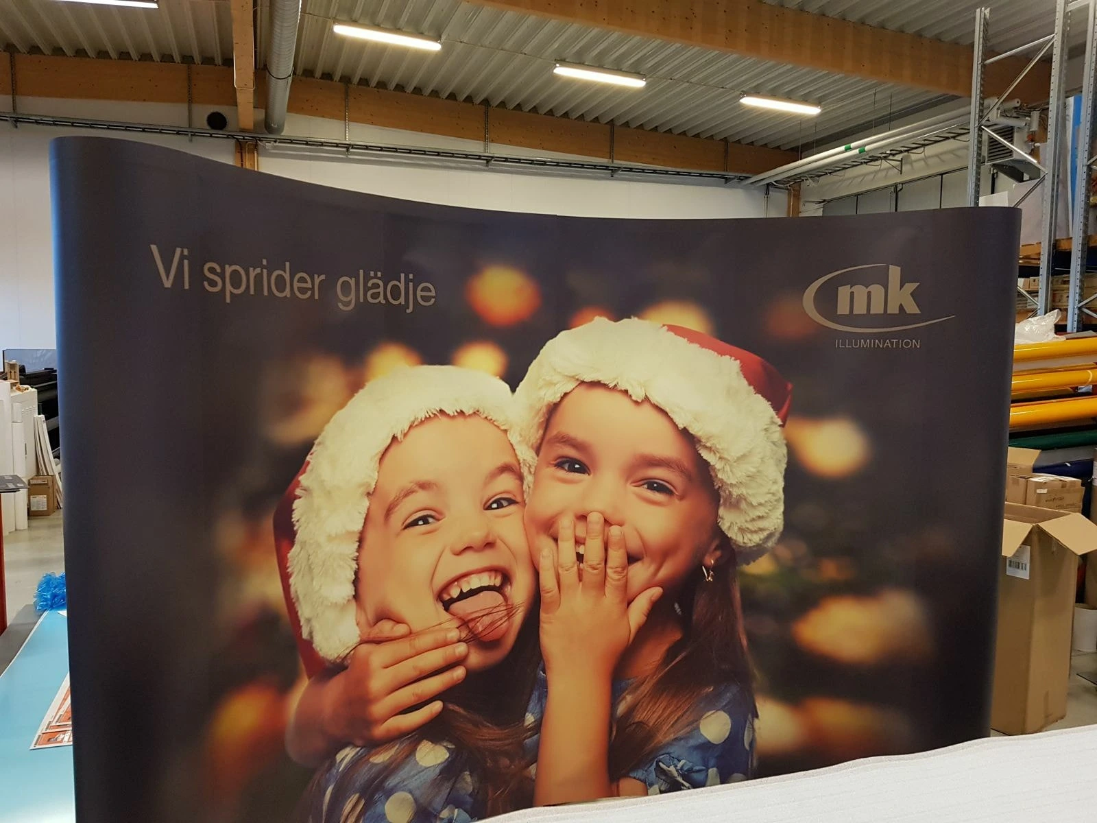 Teamet på Specialprint i Helsingborg vid produktionsutrustningen